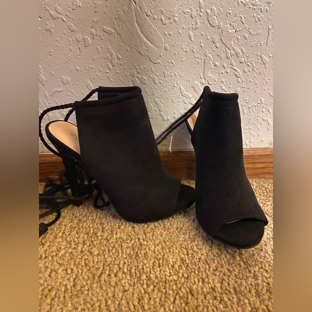 Selling these Shoedazzle heels